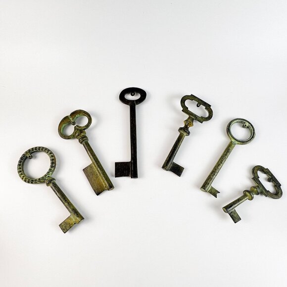 Pottery Barn Antiqued Black Green Patina Metal Skeleton Key Wall Art Set - Picture 5 of 5